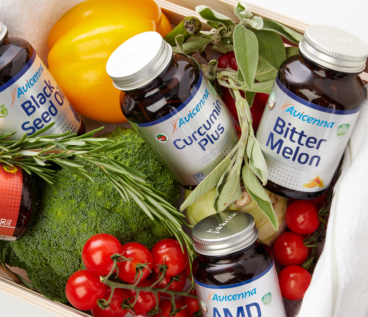 БАД Avicenna и свежие овощи - основа здорового питания Продукты Avicenna Black Seed Oil, Curcumin Plus, Bitter Melon, AMD со свежими овощами и зеленью - брокколи, томаты, розмарин для здорового образа жизни